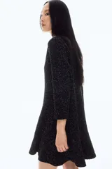 Vestido corto negro en tejido bouclé con hilos brillantes, escote en V, mangas tres cuartos y falda con vuelo.