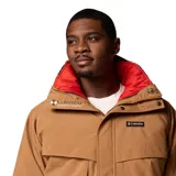 Campera Columbia Powderkeg II color marrón con interior rojo. Cuenta con tecnología Omni-Tech™ impermeable y transpirable, sistema de intercambio con cremallera, forro reversible con aislamiento sintético, cierre frontal con solapa, cremallera frontal de doble sentido, bolsillos interiores y exteriores con cremallera, y puños ajustables.