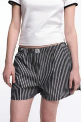 Short de popelina rayada en blanco y negro, con cintura elastizada y bolsillos laterales.