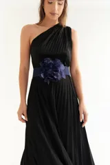 Faja ancha de tela azul marino con una gran flor decorativa de plumas en tono azul oscuro en el centro.