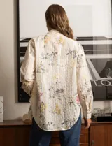 Camisa de broderie estampada, marca Adiva. Tiene cuello con solapa y abertura central con botones.