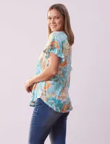 Blusa estampada de seda fría marca Ruby Rd, con cuello a la base y escote en V, y mangas cortas amplias con volados.