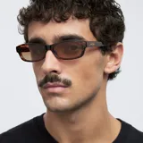 Lentes de sol rectangulares con montura Carey y lentes marrones polarizadas. Fabricadas con materiales bio-based G850 y patillas de Propionato de Celulosa.