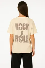 Remera negra de algodón con estampado de un corazón rojo con rosas amarillas y texto en estilo tatuaje old school.