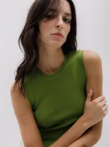 Top verde oliva de tejido de punto acanalado, con cuello redondo y sisas anchas.