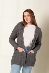 Cardigan de trenzado marrón con diseño holgado y bolsillos frontales.