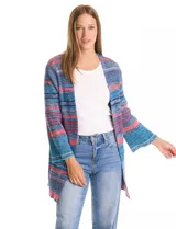 Cardigan largo de punto con estampado de rayas horizontales en tonos azul, celeste y rosado.