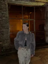 Campera corta gris de piel sintética con forro.