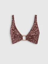 Top de bikini marrón con estampado animal print y detalle de aro metálico dorado en el centro.