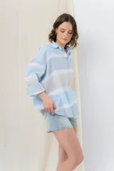 Camisa oversize de algodón liviano con estampado tie-dye a rayas en tonos pastel. Diseño suelto, manga larga con puños arremangados y botones frontales.