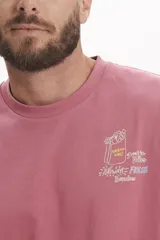 Remera color celeste con cuello redondo y estampado pequeño en el frente.