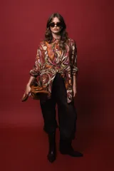 Camisa de seda de algodón estampada con arabescos en tonos marrones, verdes, naranjas y dorados. Tiene corte holgado, abertura frontal y lurex dorado.