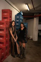 Minivestido negro de terciopelo con mangas largas de encaje y falda con volados de encaje.