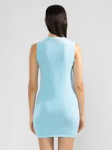 Vestido corto de punto color celeste, sin mangas y de corte ajustado.