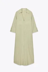Vestido camisero largo color verde claro, confeccionado en lino. Tiene cuello solapa, escote en V, manga tres cuartos con trabilla y botón, bolsillos delanteros de plastrón, aberturas laterales en el ruedo y cierre frontal con botones.