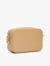 Bandolera Tommy Hilfiger color beige con estampado del logo de la marca en toda la superficie. Tiene correa ajustable con inscripción del monotipo Hilfiger y aplique del monograma TH en la parte delantera.