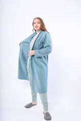 Bata de polar color coral, de manga larga con cinturón y diseño cómodo.