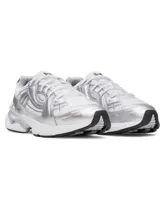 Championes deportivos UNISEX UA Sola, color blanco con detalles plateados. Diseño con líneas limpias y detalles esculpidos con toques retro.