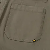 Pantalón de gabardina color verde oliva, de corte ancho y tiro alto, con bolsillos delanteros tipo parche.