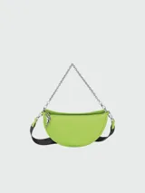 Bandolera Longchamp modelo Crossbody Smile S, color blanco con correa de cadena plateada.