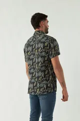 Camisa de hombre estampada, de manga corta y fit slim. Presenta cartera abotonada y logo bordado.