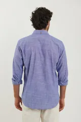 Camisa de corte sport color tostado, con botones y mangas largas, ideal para el uso diario.