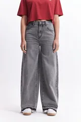 Pantalón jean celeste de tiro alto y corte wide leg.