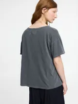 Remera color crema de cuello redondo y corte recto.