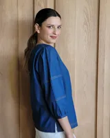 Blusa color rosa con mangas 3/4 y cuello redondo.
