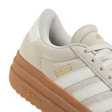 Championes urbanos Adidas VL Court Bold, color crema con detalles en blanco y suela marrón.