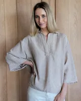 Blusón color beige de lino, con cuello en V y mangas 3/4 amplias.