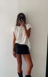 Minifalda negra con lentejuelas, corte ajustado y tiro alto.