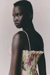 Vestido midi con breteles spaghetti ajustables extraíble. Cuerpo fruncido con escote recto de volados, costura fruncida en la cintura y pollera con leve vuelo. Estampado de flores y aves. Sin forrar.