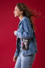 Porta celular negro con diseño compacto, ideal para llevar lo esencial.