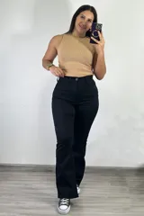 Pantalón de jean negro con corte oxford y tiro alto.