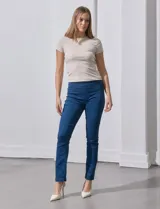 Jegging de algodón color azul denim, con bolsillos simulados en la parte delantera y bolsillos aplicados en la parte trasera.