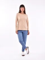 Remera manga larga color lila con cuello redondo y detalle de botones dorados en el hombro.
