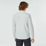 Camisa celeste y blanca a rayas verticales, de corte clásico y manga larga.