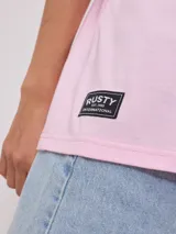 Remera color crudo con estampado frontal y trasero con la leyenda "Surf Girl Rusty". Corte oversize y confeccionada en algodón.