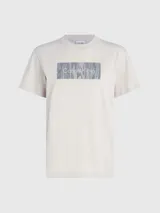 Remera de algodón color crema con logo de Calvin Klein estampado en el pecho.