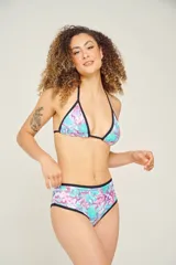 Traje de baño de dos piezas con estampado abstracto en tonos celeste, lila y rosa. El corpiño es de triángulo con frunce ajustable y copas desmontables. La bombacha es de tiro alto con cobertura completa.