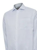 Camisa de hombre a rayas verticales celestes y blancas, de corte regular, manga larga y cuello americano abotonado. Tiene un bolsillo en el pecho con el logo de la marca bordado.