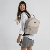 Mochila color marrón claro, combinada con apertura frontal y bolsillo interior. Tiene asa de mano y correas de galón regulables para colgar en la espalda.