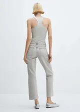 Pantalón de jean celeste claro, de corte recto, tiro medio y bajo desflecado.