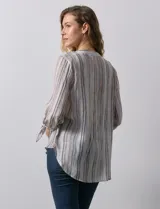 Blusa estampada con cuello a la base y escote en V. Manga 3/4 con lazo.