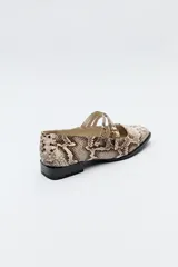 Zapato tipo Mary Jane color negro con textura de reptil, de charol sintético con punta cuadrada y triple tira con hebillas.