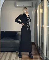 Vestido midi marrón de morley grueso, corte ajustado, cuello alto y mangas largas.