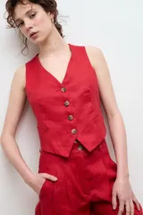 Chaleco sastre color amarillo mostaza, confeccionado en lino con forro de algodón y cierre frontal con botones.