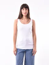Musculosa blanca de breteles finos y escote redondo.