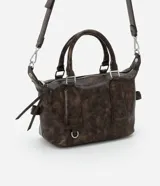 Cartera mini satchel con asa larga ajustable, confeccionada en material sintético PU, con cierre de cremallera y efecto desteñido.